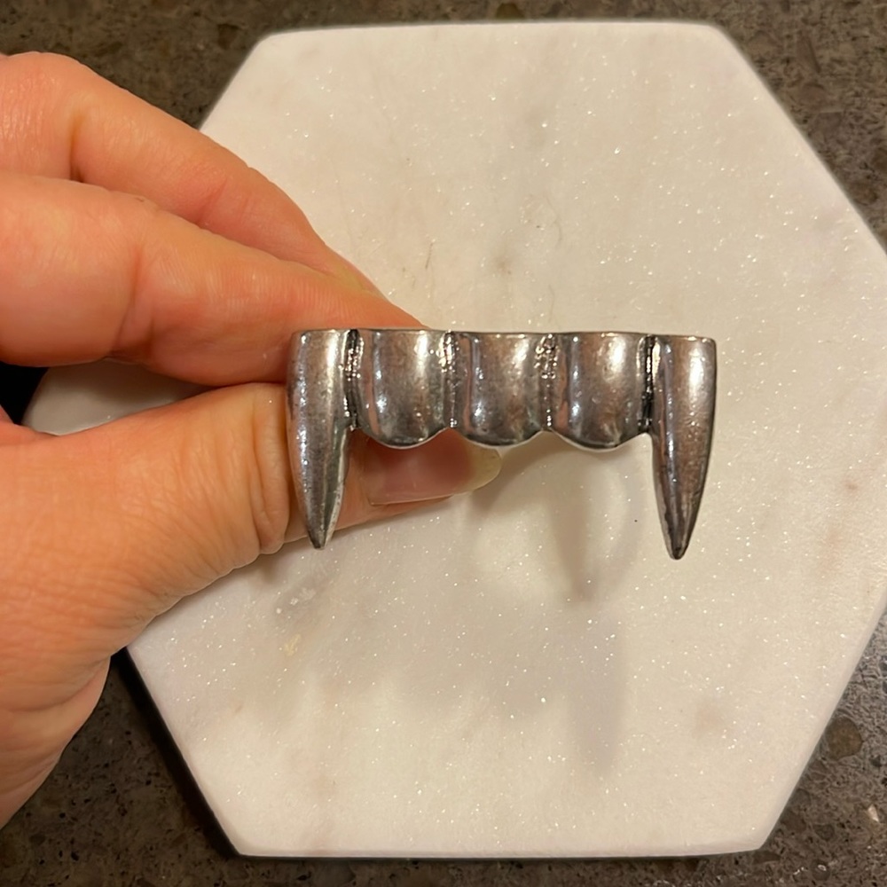 Vampire fangs ring - size 6.5/7